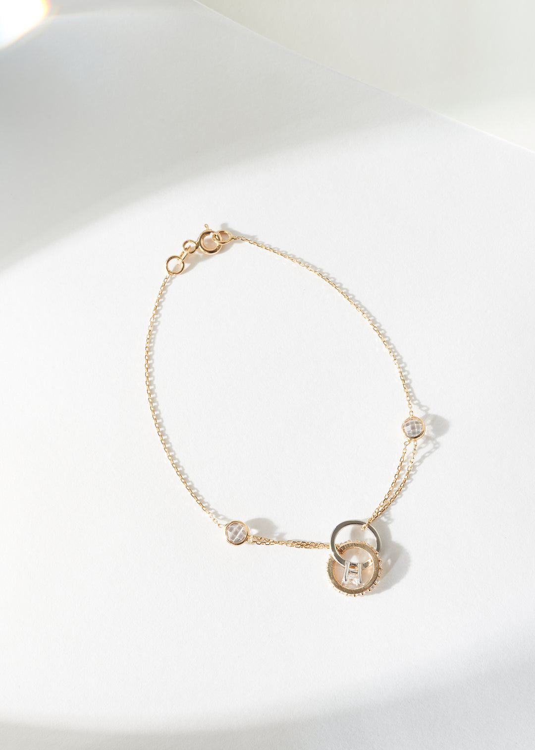 Bracelet with engagement rings with natural zircons